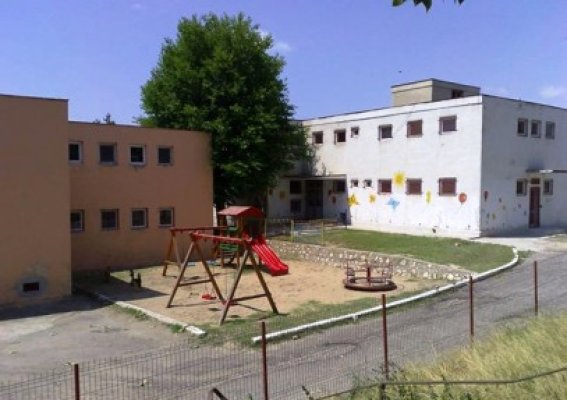Inspectoratul Şcolar a finalizat ancheta în cazul copilului închis în beciul grădiniţei, la Cernavodă: reclamaţia nu se confirmă!